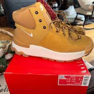 Nike City Classic. Women’s 9. Men’s 7.5